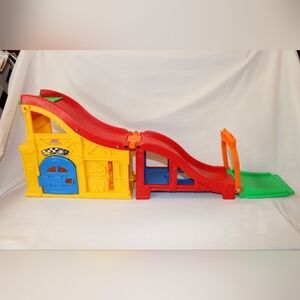 Fisher-Price Little People Wheelies Rev 'n Sounds Race Track